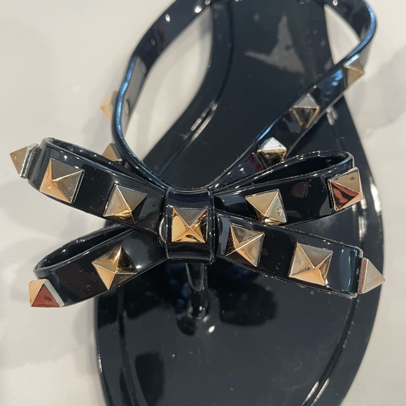 Black patent rockstud flip flops - Picture 3 of 3